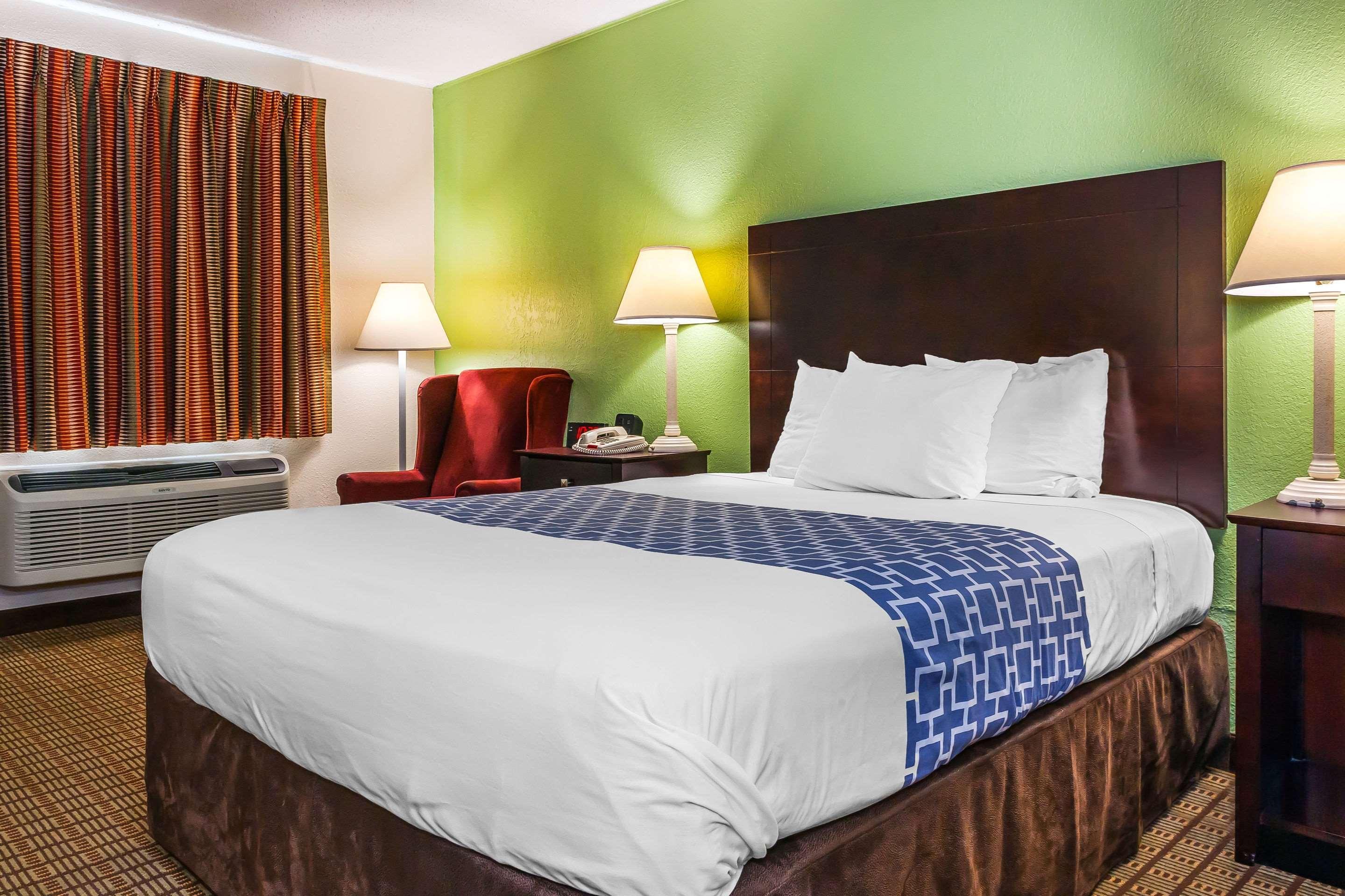 Econo Hotel 2*